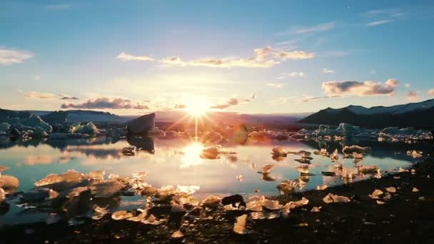 Unglaublicher Sonnenaufgang an der Gletscherlagune mit schwimmenden Eisbergen. Konzept der globalen Erwärmung. — Stockvideo