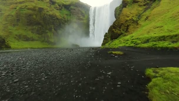 HD-Drohnenvideo eines großen, mächtigen Wasserfalls mit viel Wasserspray. seljalandsfoss — Stockvideo