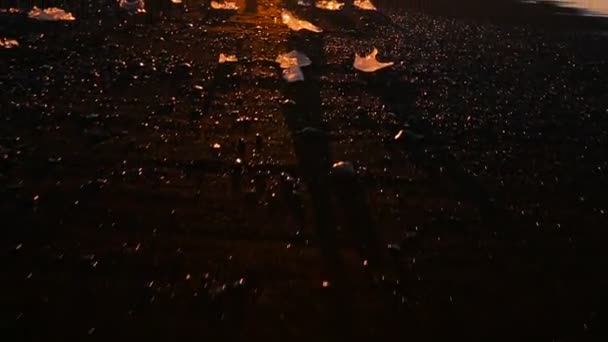 Pequenos icebergs na praia de areia vulcânica preta ao lado do estuário do Jokulsarlon — Vídeo de Stock