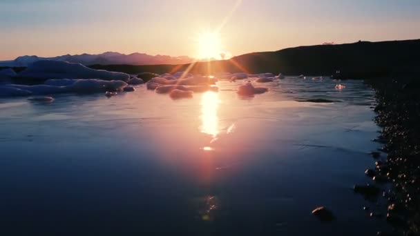 Incroyable lever de soleil à Glacier Lagoon avec icebergs flottants. Concept de réchauffement climatique . — Video