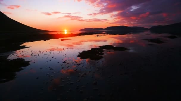 Slow Pan jusqu'à incroyable coucher de soleil réflexion sur l'eau. Kirkjufell — Video