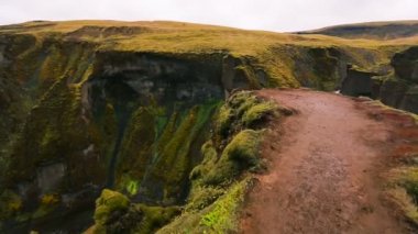 Yeşil dağ nehir kanyonda havadan görünümü