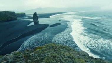 Dyrholaey, bir siyah volkanik plaj kayalıkları ile ve bir nehir.