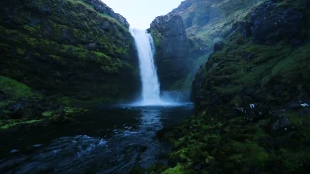 Avvicinamento ravvicinato alla cascata con drone . — Video Stock