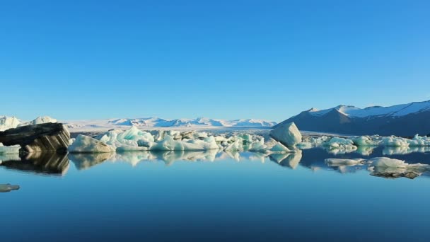 在冰川湖中漂浮的冰山 — 图库视频影像
