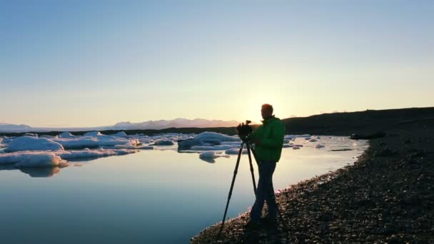 Fotograf má fotografie ledovců v ledovcové laguně za úsvitu. — Stock video