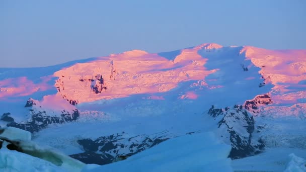 Krásný Pan růžový Sunrise světla na zasněžené vrcholky hor. — Stock video