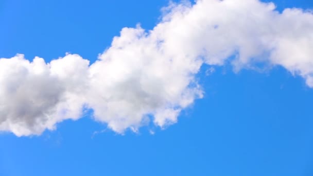 Λευκό κυλίνδρους καπνού σε όλη την μπλε ουρανό φόντο — Αρχείο Βίντεο