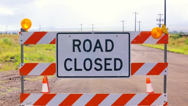 Carretera cerrada Señal, Conos de construcción . — Vídeos de Stock