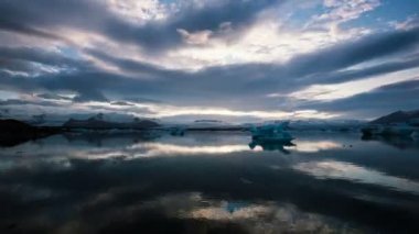 Buzdağı buzul lagün üzerinde inanılmaz fırtınalı gün batımı zaman atlamalı