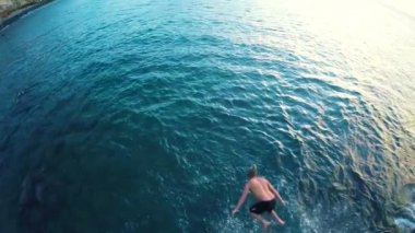 POV Cliff Backflip Gainer (ağır çekim atlama)