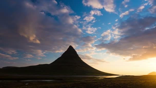 Perfecte zonsondergang time-lapse in zomer berglandschap. — Stockvideo