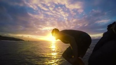 Genç erkek Frontflip uçurumdan, gözüm kapalı yapar