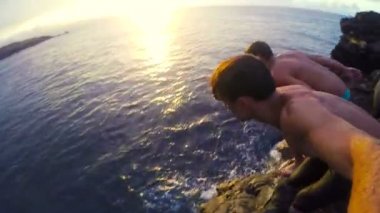 İki genç erkek Pov uçurumdan atlama
