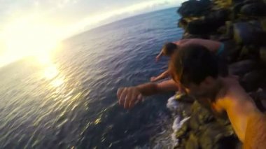 İki genç erkek Pov uçurumdan atlama