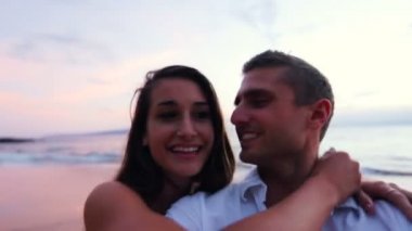 Genç çift Beach Selfie üzerinde