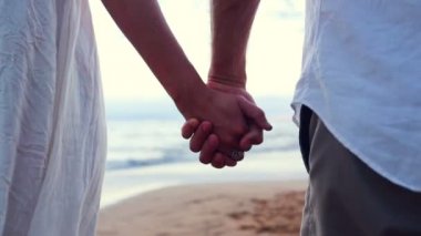 Kumsaldaki genç çift.