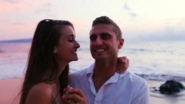 genç bir çift sahilde öpüşme