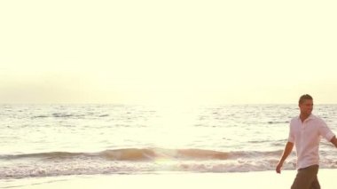 Gün batımı plaj yürüyüşü