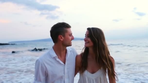 Pareja joven riendo en la playa — Vídeos de Stock