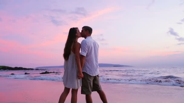 Jeune couple marchant sur la plage — Video