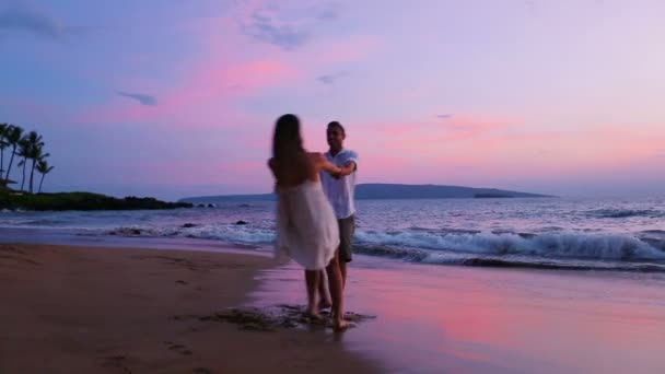 Pareja romántica jugando en la playa — Vídeo de stock