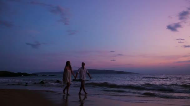 Медовый месяц пара на пляже — стоковое видео