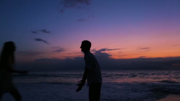 Casal amoroso na praia — Vídeo de Stock