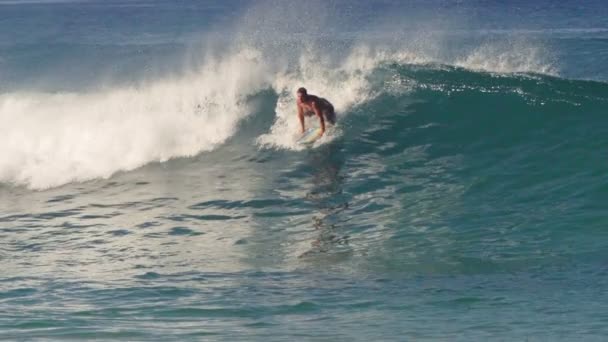 Surfer σταγόνες στην — Αρχείο Βίντεο