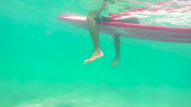 Underwater vinkel av surfare på Hawaii — Stockvideo