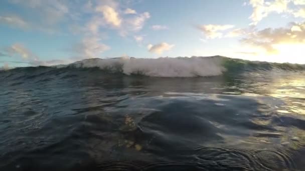 Onda rodando hacia la cámara . — Vídeo de stock