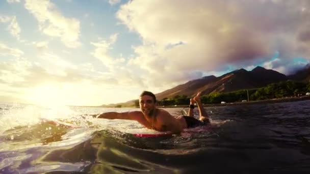 Západ slunce zlaté hodiny surfování — Stock video