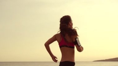 Müzik yavaş çalışan kadın