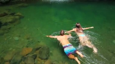 Çift şelaleye yüzüyor