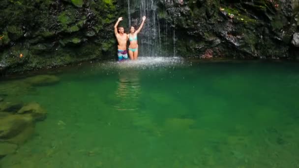 Paar schwimmt zum Wasserfall — Stockvideo