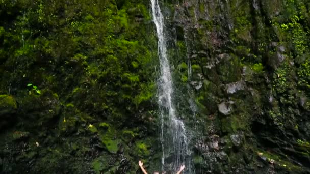 Aantrekkelijke jonge paar kussen onder waterval — Stockvideo