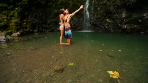 Liefdevolle waterval paar — Stockvideo