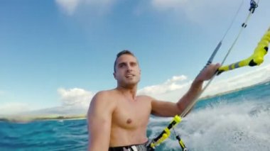 genç adam kitesurfing Okyanusu
