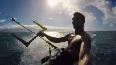 genç adam kitesurfing Okyanusu