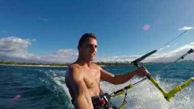 genç adam kitesurfing Okyanusu