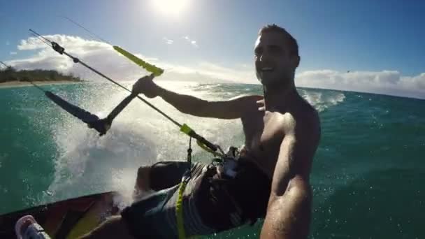 Νεαρός άνδρας kitesurfing στον ωκεανό — Αρχείο Βίντεο