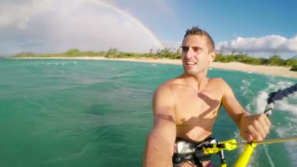 Jovem Kitesurf em Oceano — Vídeo de Stock