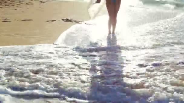 Vacker attraktiv ung kvinna promenader på stranden — Stockvideo