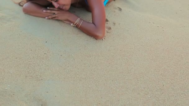 Hermosa mujer joven atractiva en bikini azul en la playa — Vídeo de stock
