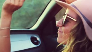 Üstü açık arabayla gülüyor Latina kadın