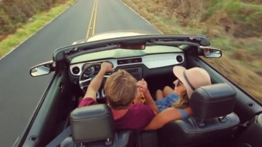 Cabrio sürüş ülke yolda karışık yarış çift