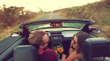 Sürüş Cabrio araba çekici genç Çift