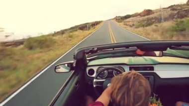 Sürüş Cabrio araba çekici genç Çift