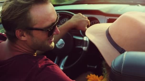 Romántico Convertible Drive en la puesta del sol — Vídeo de stock