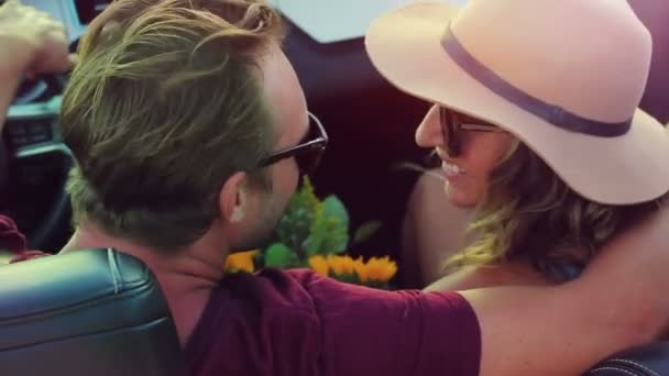 Romantisches Mischlingspaar im Cabrio — Stockvideo